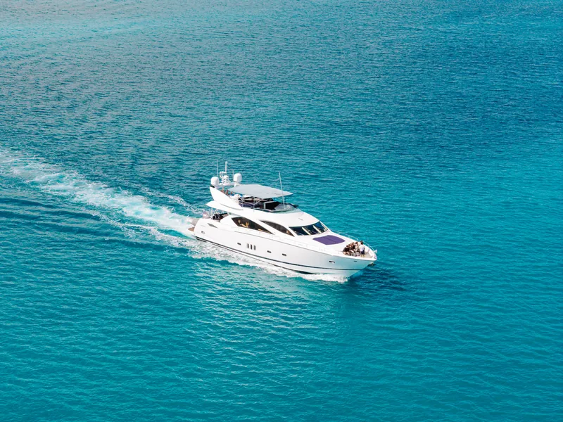 M/Y Alani, under way in the Whitsundays