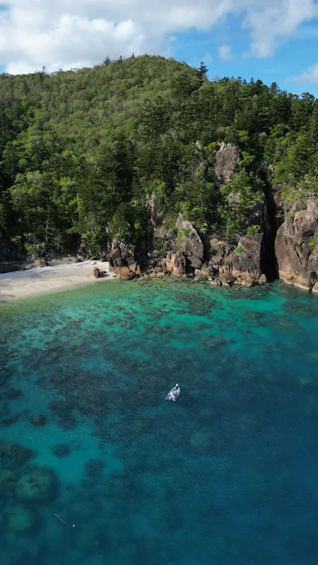 M/Y Alani, a quiet island cove