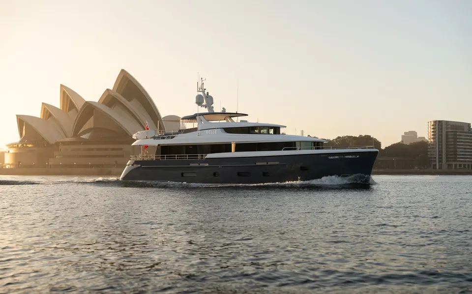 M/Y Belle, Passing the Opera House