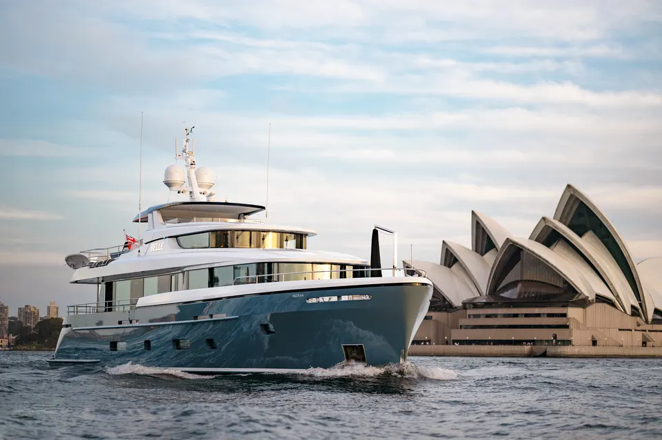 M/Y Belle, Bow on, Opera House