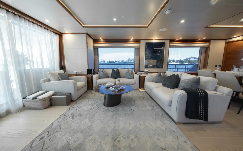 M/Y Belle, Saloon
