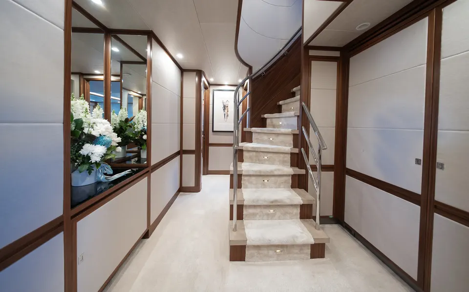 M/Y Belle, Atrium