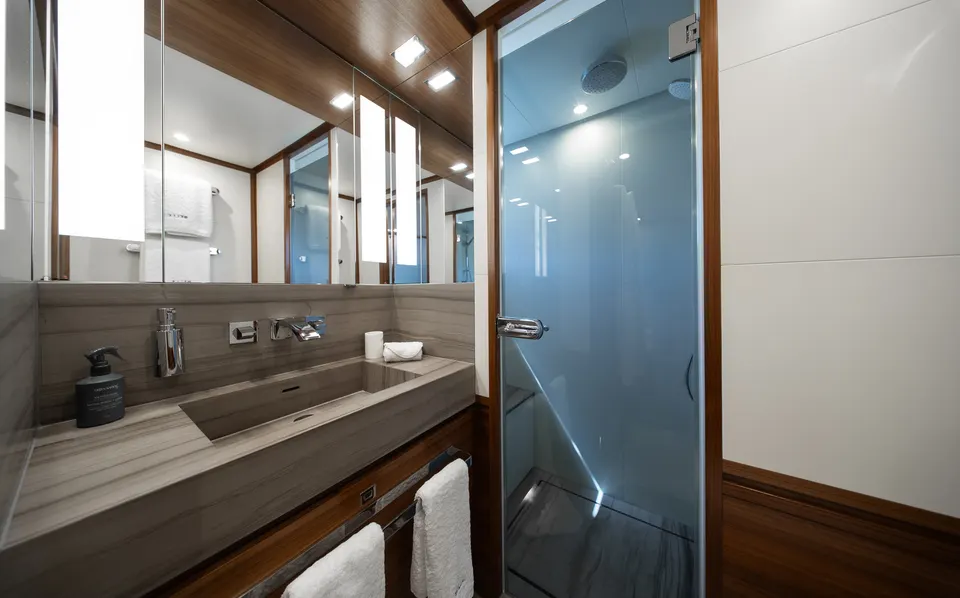 M/Y Belle, Port ensuite