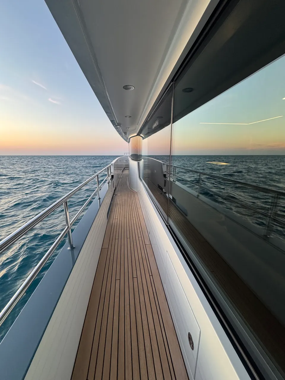 M/Y Belle, Portside deck