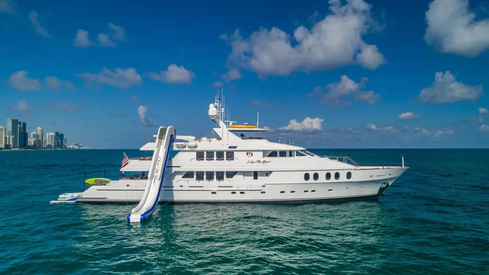 I Love This Boat, frame 1