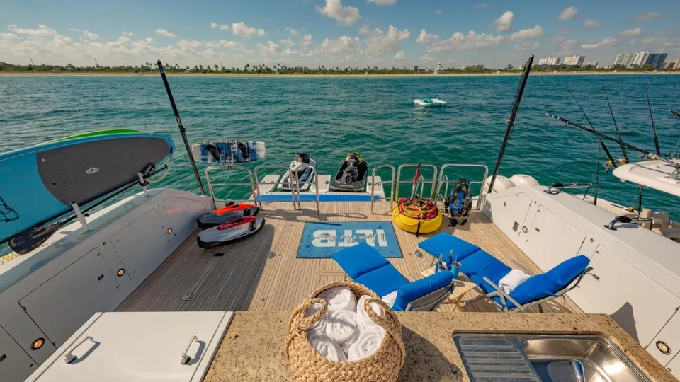 I Love This Boat, frame 10