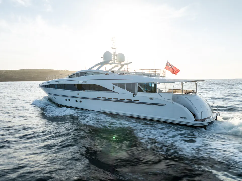 M/Y Lumir running across open water