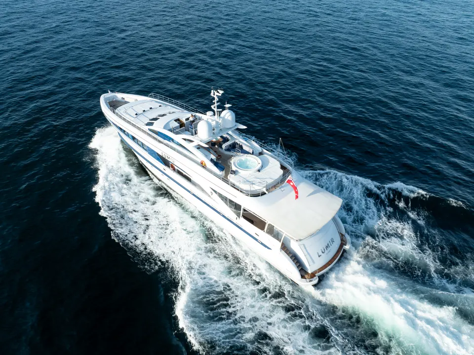 M/Y Lumir, Aerial of Lumir turning through the water