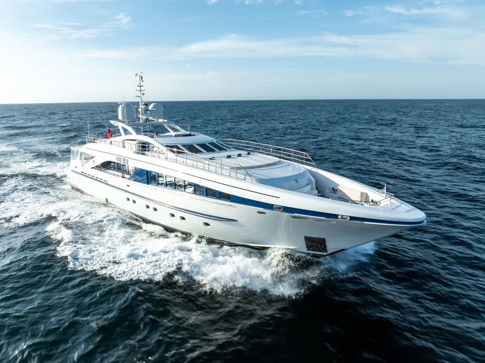 M/Y Lumir's profile running at speed
