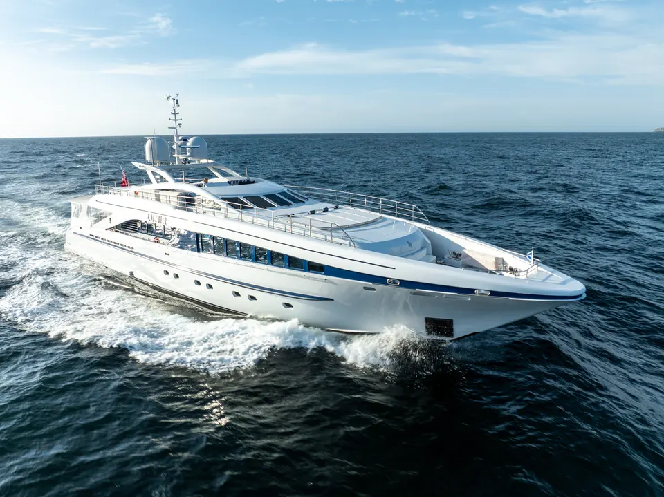 M/Y Lumir's bow wave at speed