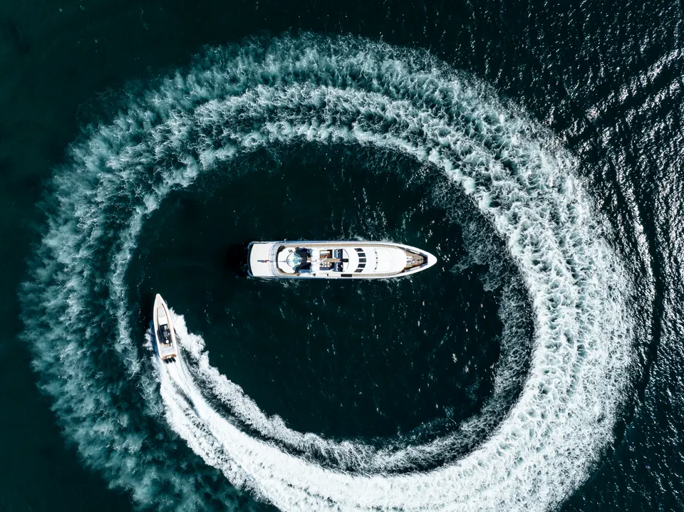 M/Y Lumir at the centre of a circle of white wake