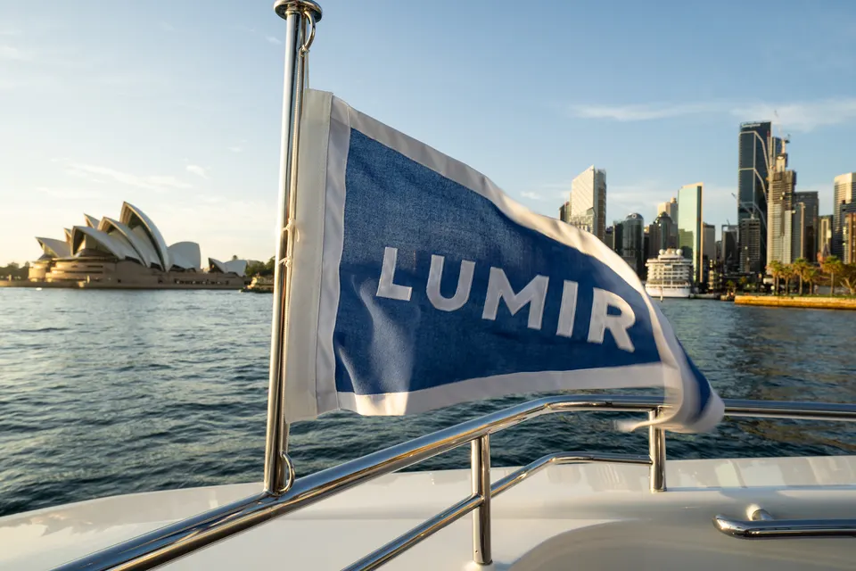M/Y Lumir, The Lumir flag with the Sydney skyline