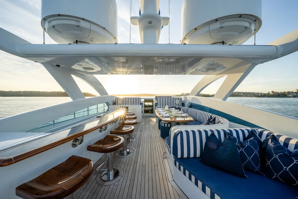 M/Y Lumir, Sun deck bar and dining under the hardtop