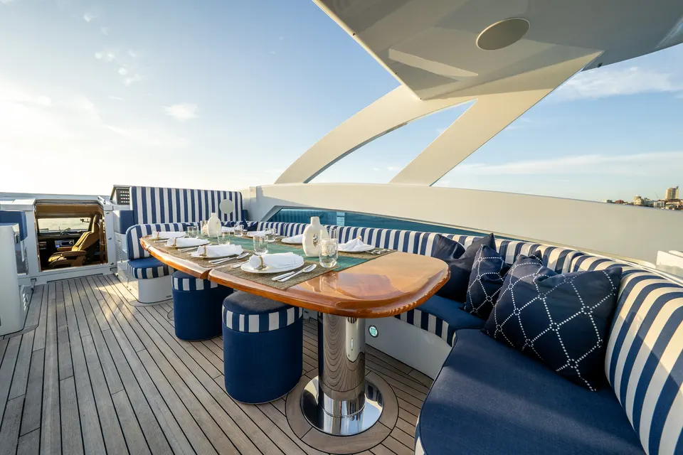 M/Y Lumir, Sun deck dining table in blue and white stripe