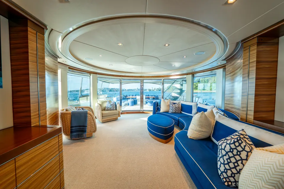 M/Y Lumir, Salon lounge under the round ceiling