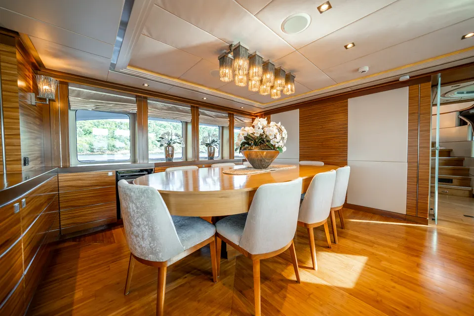 M/Y Lumir, Formal dining table beneath the chandelier