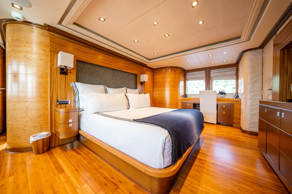 M/Y Lumir, Master suite