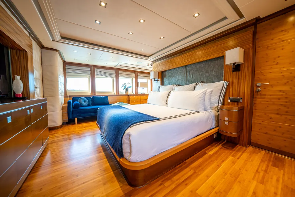M/Y Lumir, Master suite with its blue sofa