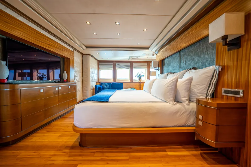 M/Y Lumir, Master suite bed and windows