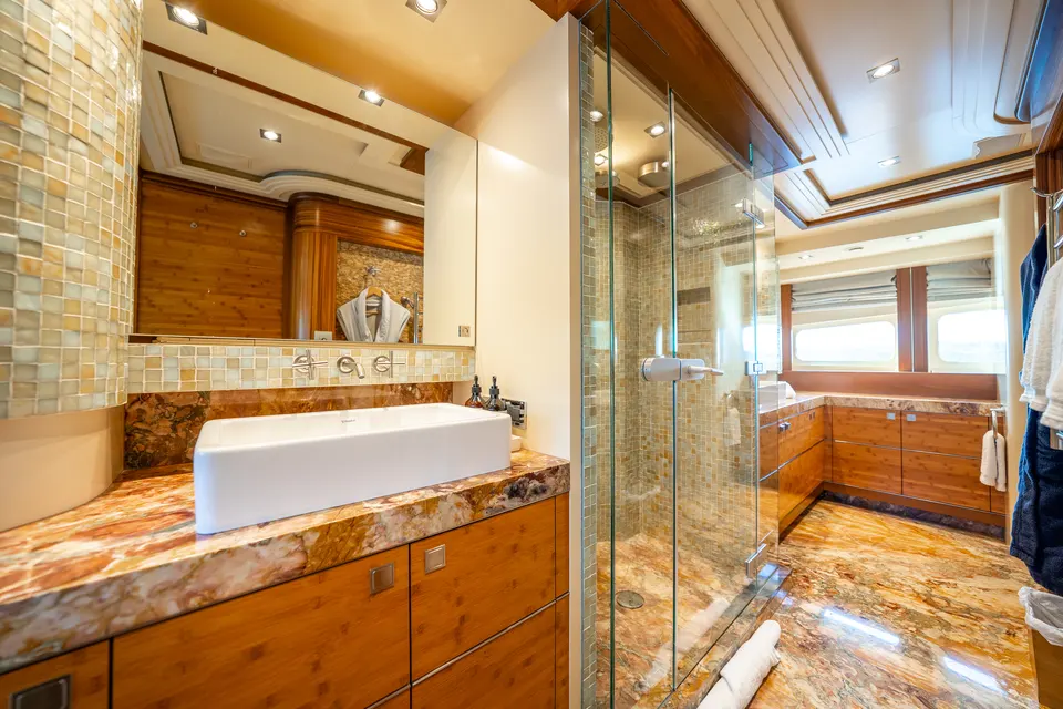 M/Y Lumir, Master en suite with glass shower