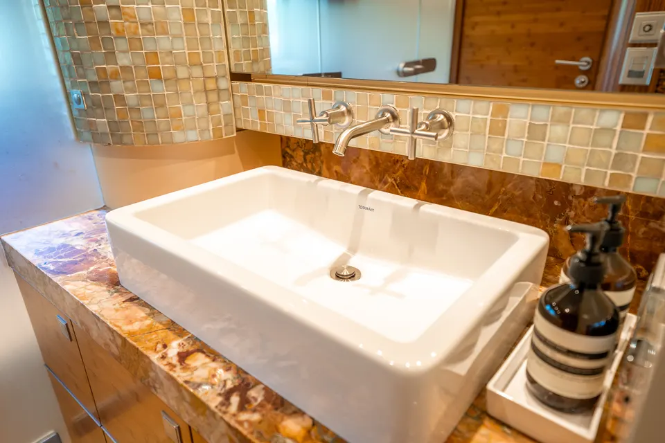 M/Y Lumir, Stone basin in the en suite