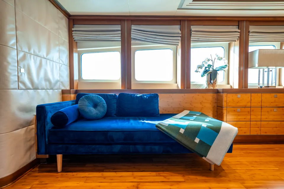 M/Y Lumir, Blue day bed in a guest cabin