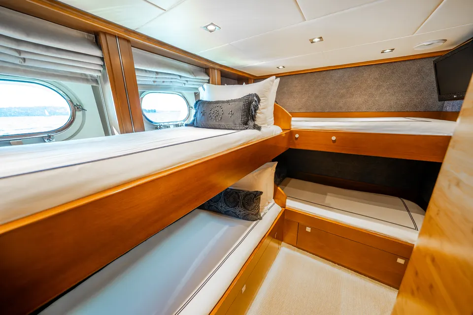M/Y Lumir, Twin cabin with upper and lower berths