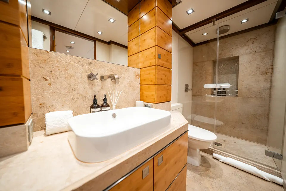 M/Y Lumir, VIP en suite
