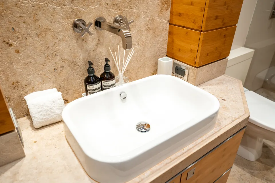 M/Y Lumir, Basin in the VIP en suite