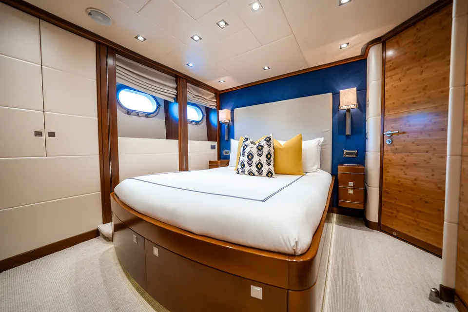 M/Y Lumir, VIP cabin with a blue headboard wall