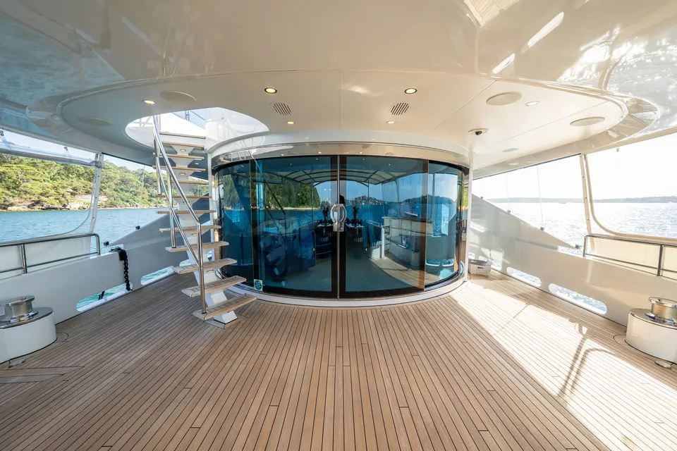 M/Y Lumir, Main deck aft looking into the salon