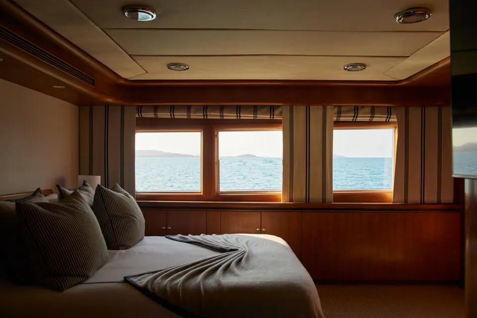 M/Y Sea Raes, master cabin