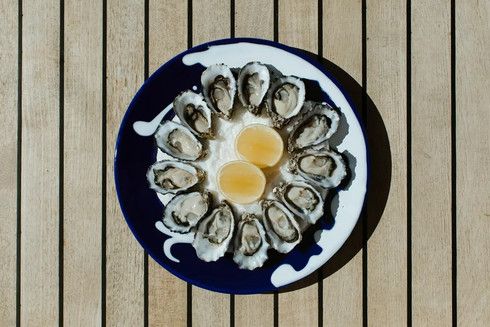 M/Y Sea Raes, oysters on the teak