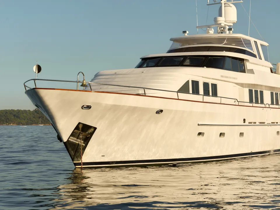 M/Y Sea Raes, her bow, close