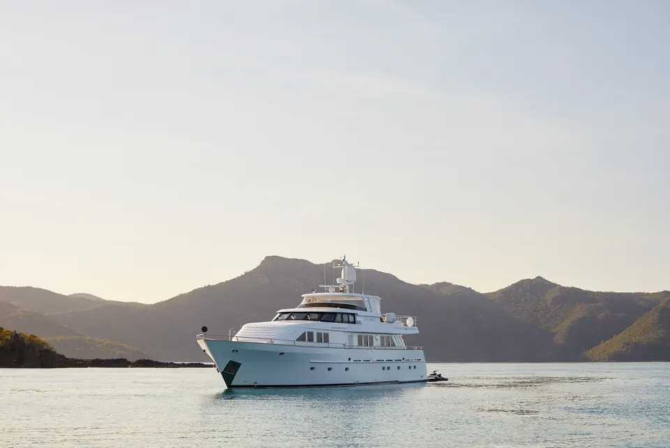 M/Y Sea Raes, under the headlands