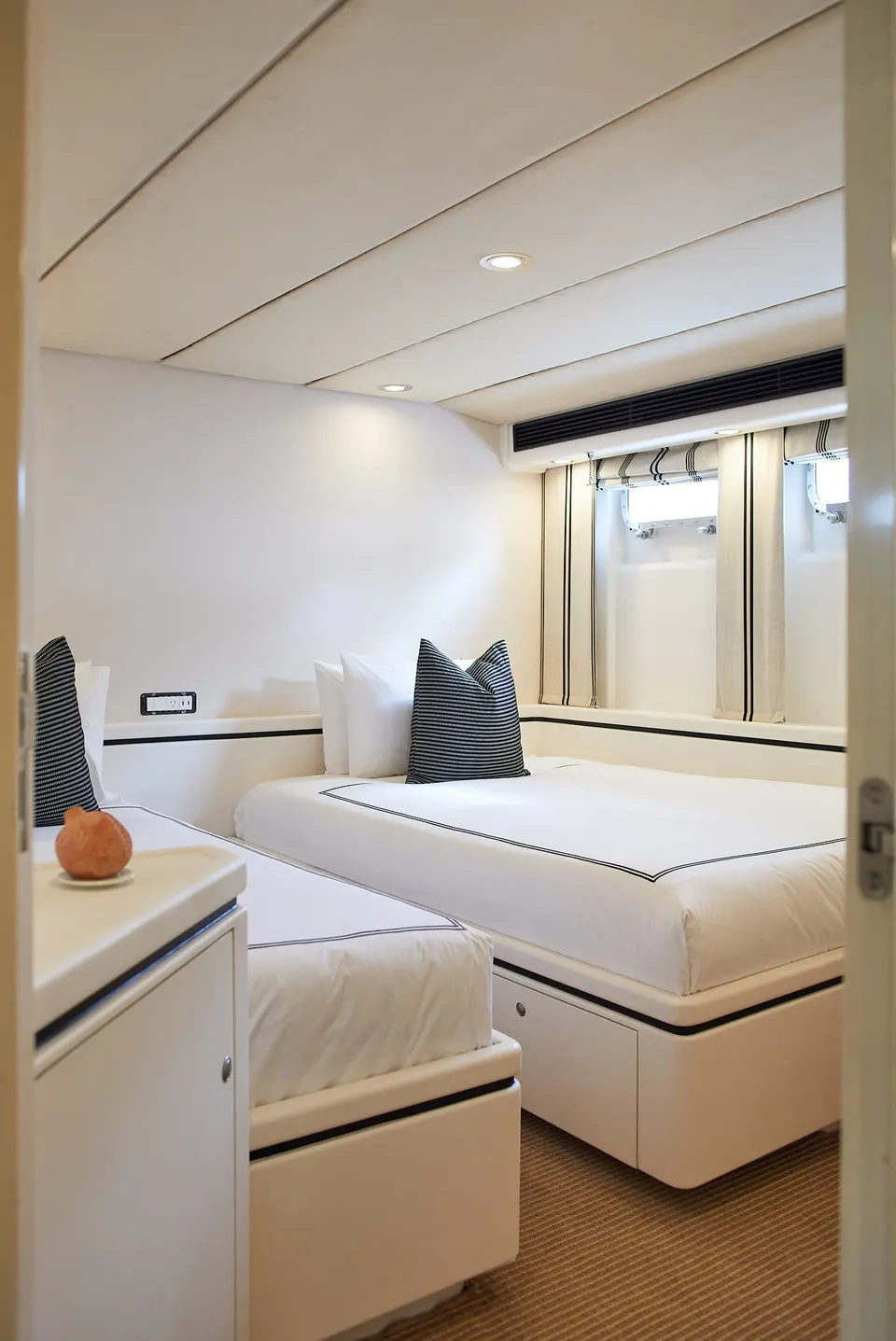 M/Y Sea Raes, guest cabin, detail