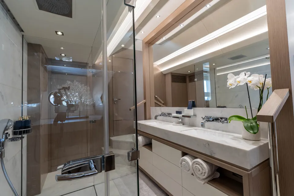 M/Y Sunset, master ensuite