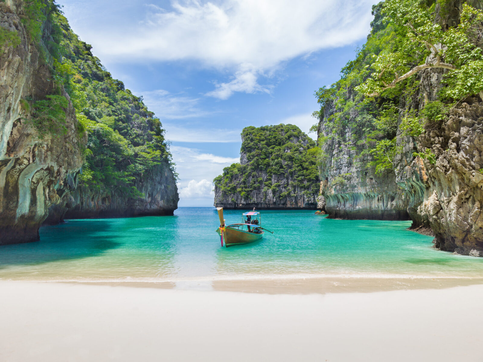 Thai,Traditional,Wooden,Longtail,Boat,And,Beautiful,Beach,In,Phuket