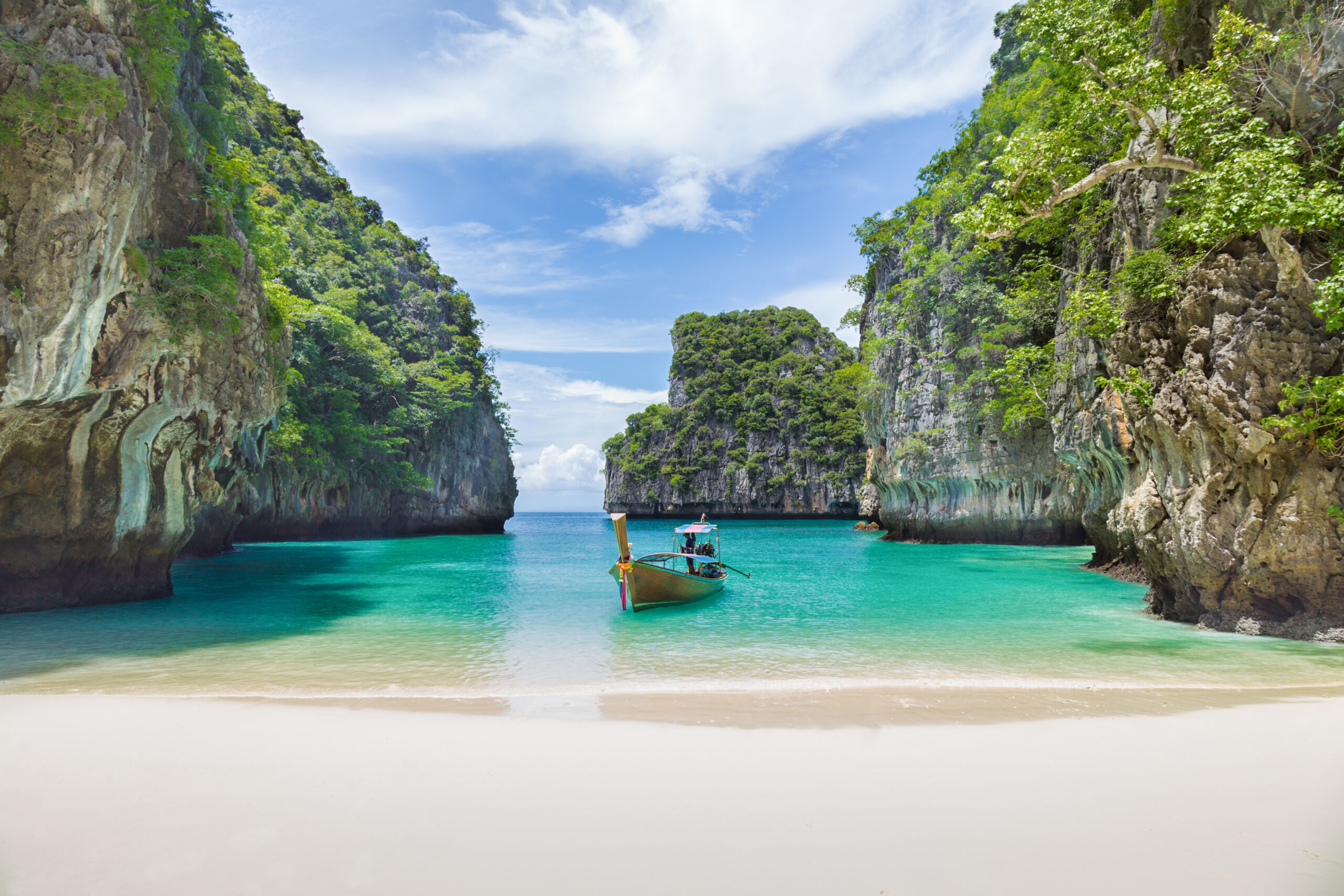 Thai,Traditional,Wooden,Longtail,Boat,And,Beautiful,Beach,In,Phuket
