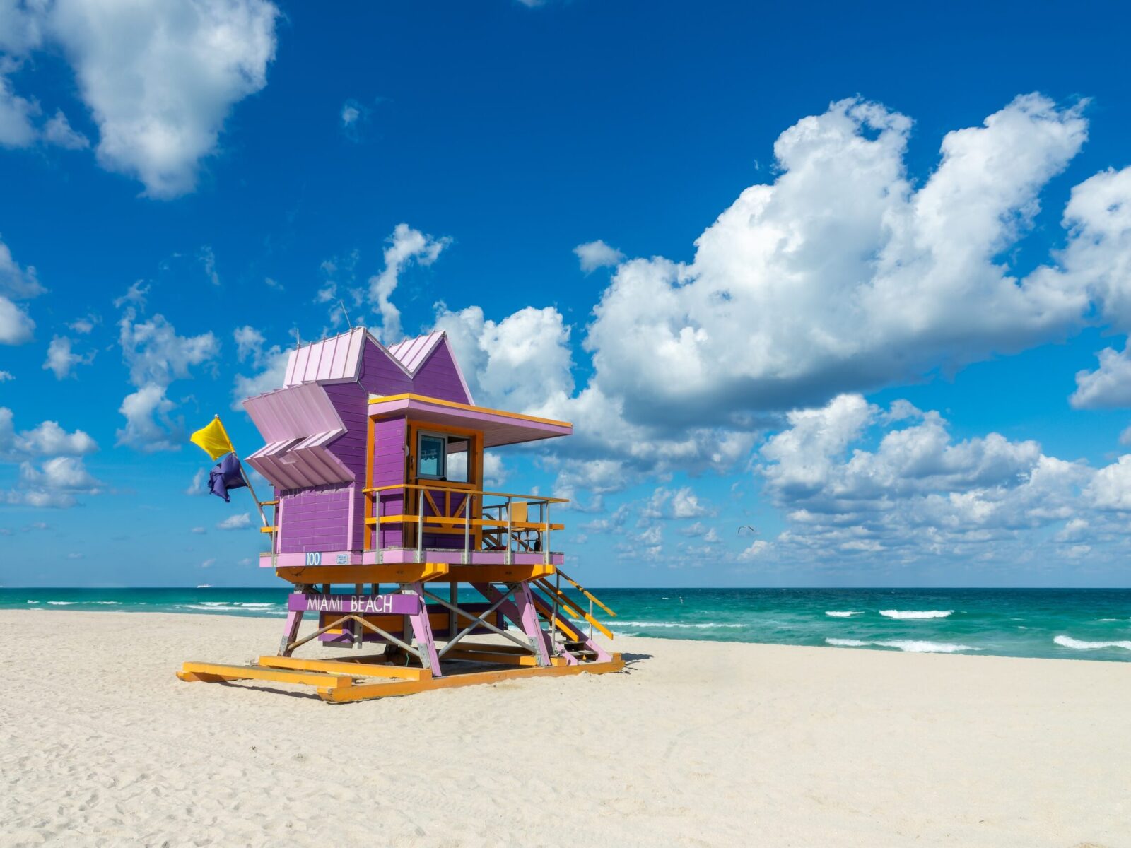 Colorful,Lifeguard,Station,Tower,And,The,Ocean,In,South,Beach,