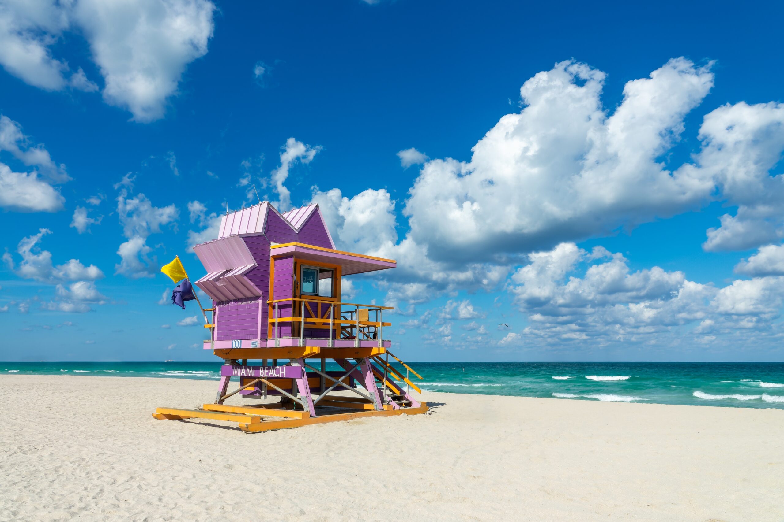 Colorful,Lifeguard,Station,Tower,And,The,Ocean,In,South,Beach,