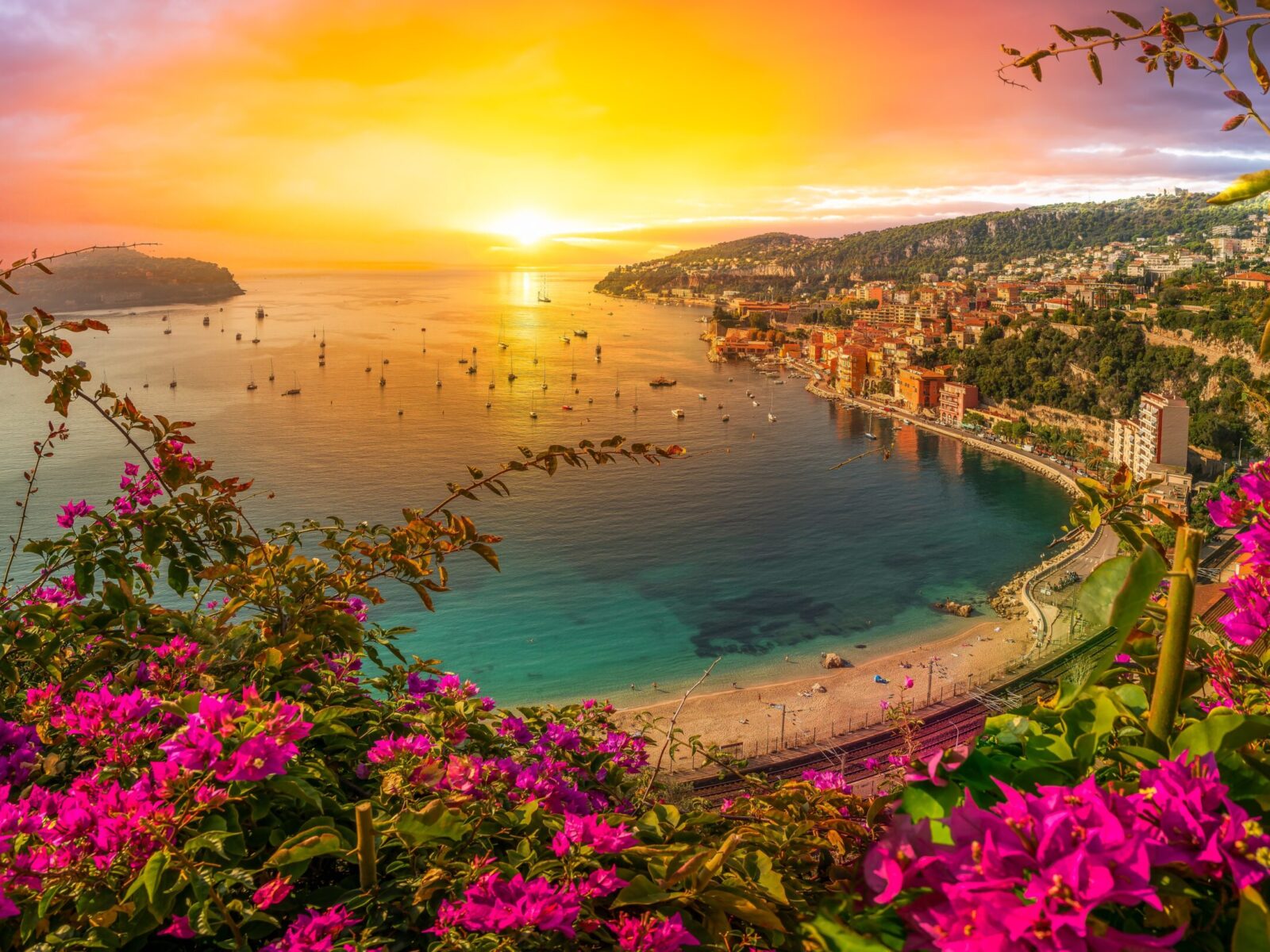 A,Vibrant,View,Of,Villefranche-sur-mer,On,The,French,Riviera,At