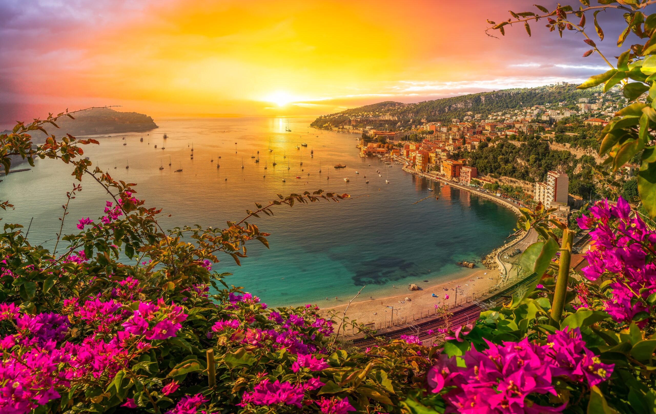 A,Vibrant,View,Of,Villefranche-sur-mer,On,The,French,Riviera,At