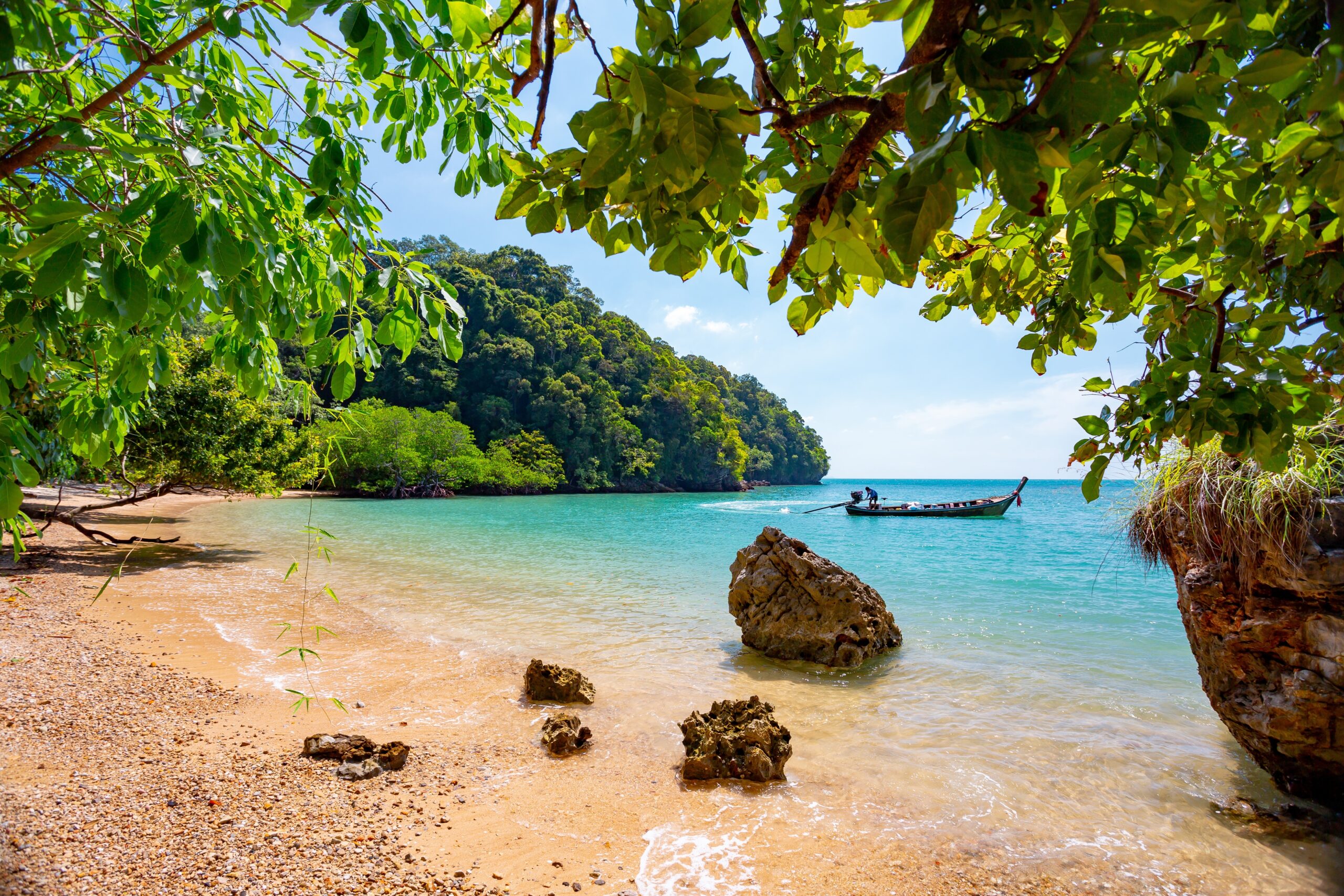 Railay,,Krabi,,Thailand.,Beach,And,Long,Tail,Boats.